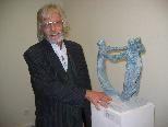 Reinhard Welte mit seiner Skulptur "Tanz"