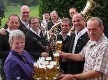 Silvana und Jürgen Friedrich mit einer Runde für die Musik. Silvana und Jürgen Friedrich mit einer Runde für die Musik.