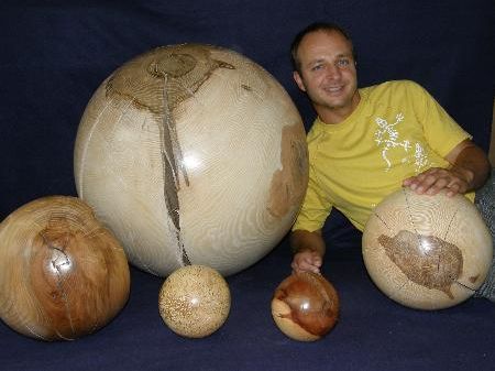 Stefan Andreatta stellt in der Raiba Bludenz Holzkugeln aus. Stefan Andreatta stellt in der Raiba Bludenz Holzkugeln aus.