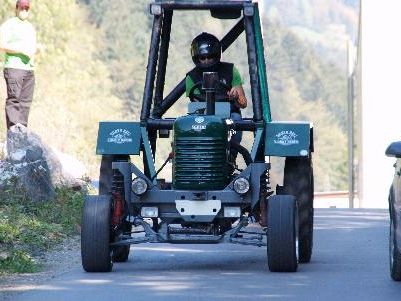 Über 60 km/h Höchstgeschwindigkeit erreicht dieser frisierte Steyr-Traktor. Über 60 km/h Höchstgeschwindigkeit erreicht dieser frisierte Steyr-Traktor.