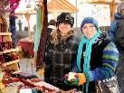 Anita und Margit bei ihrem Bummel durch den Markt. Anita und Margit bei ihrem Bummel durch den Markt.
