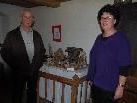 Annelies Peter bei der Krippenausstellung mit ihrem treuen Helfer Peter Matt. Annelies Peter bei der Krippenausstellung mit ihrem treuen Helfer Peter Matt.