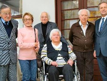 Artur Bilgeri, Direktor der Musikhauptschule Bregenz; Paula Isbert, Hauptschule Rieden; Hans Trippolt, Direktor der Volksschule Bregenz-Augasse; Lore Bechtold, Volksschule Bregenz-Augasse; Albert Schelling, Volksschule Lochau; Rektor Dr. Ivo Brunner, Pädagogische Hochschule Vorarlberg. Artur Bilgeri, Direktor der Musikhauptschule Bregenz; Paula Isbert, Hauptschule Rieden; Hans Trippolt, Direktor der Volksschule Bregenz-Augasse; Lore Bechtold, Volksschule Bregenz-Augasse; Albert Schelling, Volksschule Lochau; Rektor Dr. Ivo Brunner, Pädagogische Hochschule Vorarlberg.
