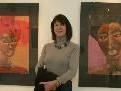 Bild: Carmen Margot Lins mit ihren Bildern in der Galerie Vorstadt6.