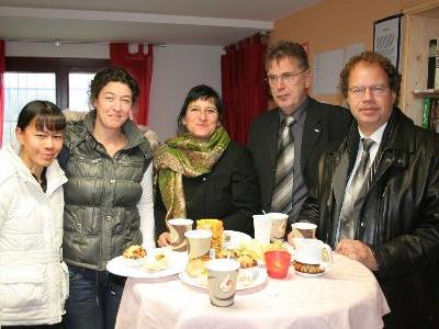 Bürgermeister Florian Kasseroler und die Landtagsabgeordnete Kornelia Spiess mit Gästen