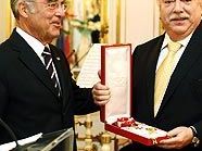 Bundespräsident Fischer und Bürgermeister Häupl nebst Orden. Bundespräsident Fischer und Bürgermeister Häupl nebst Orden.
