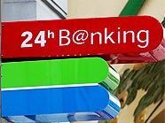 Die Täter konnten mit der Beute entkommen. Die Täter konnten mit der Beute entkommen.
