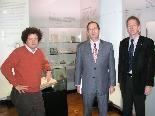 Dir. Hanno Loewy (l.) und Bgm. Richard Amann (r.) mit Botschafter Aviv Shir-On im Jüdischen Museum.