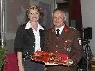 Erika Burtscher bei der Geschenkübergabe mit Franz Telfser bei der 100-Jahr Feier im Hotel Büchel