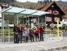 Fahrgäste freuen sich über das neue Buswartehäuschen bei der Haltestelle "Dorfplatz". Fahrgäste freuen sich über das neue Buswartehäuschen bei der Haltestelle "Dorfplatz".