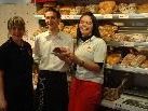 GF Gitti Ender, Marcel Ender und Hara Aydin fühlen sich wohl in den neuen Geschäftsräumen von der Bäckerei Plazi Bäck Im Buch in Götzis (v.l.) GF Gitti Ender, Marcel Ender und Hara Aydin fühlen sich wohl in den neuen Geschäftsräumen von der Bäckerei Plazi Bäck Im Buch in Götzis (v.l.)