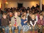 Gespannte Kindergesichter fanden sich beim Puppentheater im Vereinshaus in Götzis