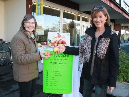 Maria Fischer und Veronika Hehle verteilten gratis Vitaminbomben, einen frischen Apfel.