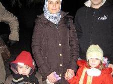 Osman und Fidaye freuen sich über die Laternenwanderung mit ihren Eltern.