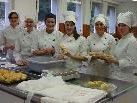 Sechs Jungköchinnen präsentieren stolz ihre Weihnachtsbäckereien Sechs Jungköchinnen präsentieren stolz ihre Weihnachtsbäckereien