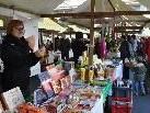 Zahlreiche Lustenauer nÃ¼tzten die Einkaufsmeile auf dem Samstagsmarkt fÃ¼r SchnÃ¤ppchenkÃ¤ufe.