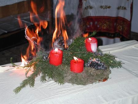 Advent, Advent, der Adventkranz brennt. Advent, Advent, der Adventkranz brennt.