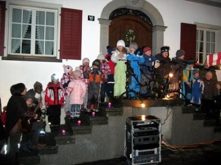 Adventsfensteröffnung am Dorfplatz Adventsfensteröffnung am Dorfplatz