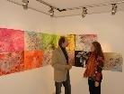 Bild: Galerie-Geschäftsführer DI Klaus Pfeifer mit der Künstlerin Bettina Bohne im Gespräch vor den Werken von Barbara Anna Husar