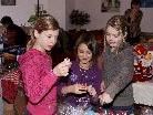 Der Partener Weihnachtsmarkt: eine Fundgrube für Anna Maria, Simone und Katharina. Der Partener Weihnachtsmarkt: eine Fundgrube für Anna Maria, Simone und Katharina.