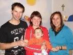 Der kleine Linus mit seinen Eltern Gallus und Silke Blank und Tennistrainerin Ianthé Kulhaj.