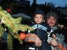 Die KInder schmückten gemeinsam mit ihren Eltern den Christbaum auf dem Dorfplatz. Die KInder schmückten gemeinsam mit ihren Eltern den Christbaum auf dem Dorfplatz.