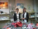 Die Künstlerin Elfi Pultar und die Verkaufsberaterin Melitta Ortner zeigen die Ausstellungsprodukte