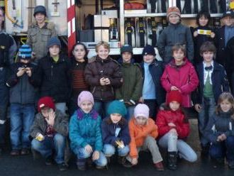 Die Nüziger Volksschüler statteten der Ortsfeuerwehr einen Besuch ab. Die Nüziger Volksschüler statteten der Ortsfeuerwehr einen Besuch ab.
