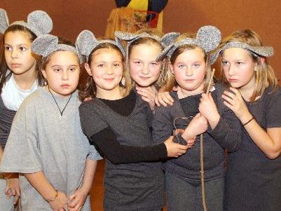 Ein Weihnachtsmärchen spielt die Theatergruppe Ludesch. Ein Weihnachtsmärchen spielt die Theatergruppe Ludesch.