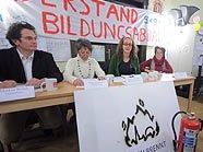 Markus Reiter (neunerHaus), Olga Zechner (OBDS, Wien), Nicole Kornherr (Studentin und "Besetzerin") und Hedi Scheiner (VinziBett) bei einer PK im Audimax Markus Reiter (neunerHaus), Olga Zechner (OBDS, Wien), Nicole Kornherr (Studentin und "Besetzerin") und Hedi Scheiner (VinziBett) bei einer PK im Audimax
