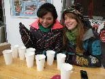 Stefanie und Sandra verteilen das Friedenslicht. Stefanie und Sandra verteilen das Friedenslicht.