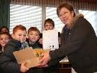 Stolz auf die vielen gesammelten Meilen der Frastner Jugend ist Vizebürgermeisterin Ilse Mock Stolz auf die vielen gesammelten Meilen der Frastner Jugend ist Vizebürgermeisterin Ilse Mock