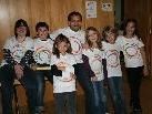 Stolz zeigen die Minis mit Pfarrer Antony Payyapilly ihre neuen T-Shirts. Stolz zeigen die Minis mit Pfarrer Antony Payyapilly ihre neuen T-Shirts.