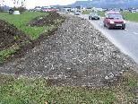 Bild: Vom Kreisverkehr Tomalagasse/Runastraße bis zum Leusbündtweg wird ein Straßenbegleitender Radweg errichtet. Bild: Vom Kreisverkehr Tomalagasse/Runastraße bis zum Leusbündtweg wird ein Straßenbegleitender Radweg errichtet.