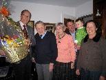 Bürgermeister Xaver Sinz gratulierte dem Jubilar im Kreise der Familie.