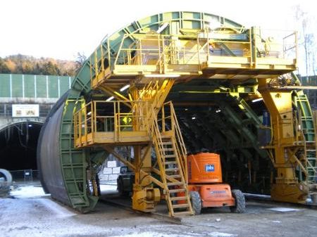 Dieser Tage hat der Schalwagen seine Arbeit in der zweiten Tunnelröhre aufgenommen. Rund ein Jahr wird das Betonieren der Innenschale in Anspruch nehmen. Dieser Tage hat der Schalwagen seine Arbeit in der zweiten Tunnelröhre aufgenommen. Rund ein Jahr wird das Betonieren der Innenschale in Anspruch nehmen.