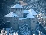Erbaut wurde die Schattenburg vor rund 800 Jahren und war bis 1390 Stammsitz der Grafen von Montfort-Feldkirch. Die Rettung und Wiederbelebung verdankt die Burg dem 1912 gegründeten Museums- und Heimatschutz-Verein für Feldkirch und Umgebung.