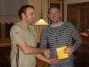 Obmann Albert Deuring gratuliert dem Gewinner. Obmann Albert Deuring gratuliert dem Gewinner.