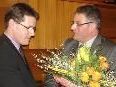 Staffelübergabe: Norbert Meusburger (r.) gratuliert Josef Kirchmann zur Wahl. Staffelübergabe: Norbert Meusburger (r.) gratuliert Josef Kirchmann zur Wahl.