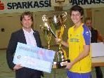 Wolfurt-Youngster Benjamin Neubauer nahm den Pokal und den Scheck entgegen. Wolfurt-Youngster Benjamin Neubauer nahm den Pokal und den Scheck entgegen.