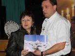 Zita Fritsch freute sich mit Chef Alexander Bernhard über den Gewinn der Wanderwoche in Damüls. Zita Fritsch freute sich mit Chef Alexander Bernhard über den Gewinn der Wanderwoche in Damüls.