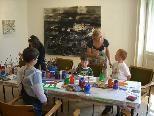 Bild: May-Britt Nyberg Chromy mit den Kids beim Malen.