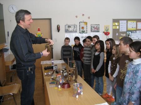 Der Uhrenmacher brachte den Schülern sein Handwerk näher. Der Uhrenmacher brachte den Schülern sein Handwerk näher.