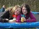 Die beiden Freundinnen Annabel & Lena genossen einen Drink auf dem Trampolin im Garten