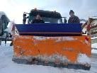 Diese Schaufel hat es in sich. Heinz und Peter Nesensohn räumen damit rund 40 km Straße frei. Diese Schaufel hat es in sich. Heinz und Peter Nesensohn räumen damit rund 40 km Straße frei.