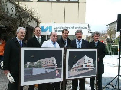 Freuen sich über den heutigen Baustart am LKH Bludenz: Verwaltungsdirektor Mag. Franz Streit (LKH Bludenz), Dr. Till Hornung (KHBG), Chefarzt Dr. Matthias Scheyer, LSth. Mag. Markus Wallner, BM Mandy Katzenmayer und Dr. Gerald Fleisch (KHBG) Freuen sich über den heutigen Baustart am LKH Bludenz: Verwaltungsdirektor Mag. Franz Streit (LKH Bludenz), Dr. Till Hornung (KHBG), Chefarzt Dr. Matthias Scheyer, LSth. Mag. Markus Wallner, BM Mandy Katzenmayer und Dr. Gerald Fleisch (KHBG)