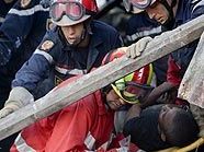 Haiti: Ein französisches Rettungsteam birgt einen Verschütteten Haiti: Ein französisches Rettungsteam birgt einen Verschütteten