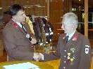 Kommandant Bruno Öhre gratuliert dem Jubilar Marianus Küng.