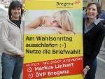 Ortsobfrau Veronika Marte und Landesgeschäftsführerin Tanja Böhler präsentieren Plakat