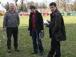 Platzwart Herbert Palli, Schiri Dominik Ouschan und FCD Sportchef Dietmar Ölz. Platzwart Herbert Palli, Schiri Dominik Ouschan und FCD Sportchef Dietmar Ölz.